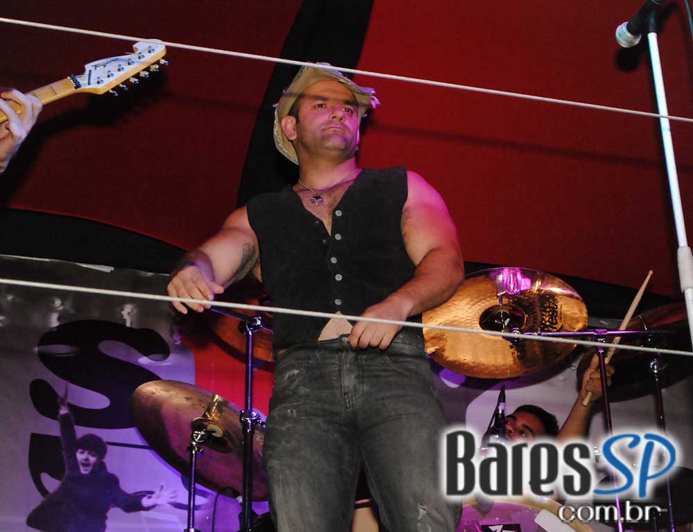 Os agitos do rock'n'roll no palco do Sky Music Bar no sábado Os agitos do rock'n'roll no palco do Sky Music Bar no sábado