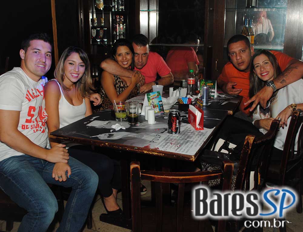 Os agitos do rock'n'roll no palco do Sky Music Bar no sábado Os agitos do rock'n'roll no palco do Sky Music Bar no sábado