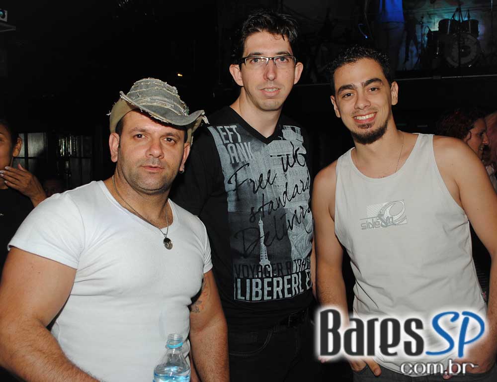 Os agitos do rock'n'roll no palco do Sky Music Bar no sábado Os agitos do rock'n'roll no palco do Sky Music Bar no sábado