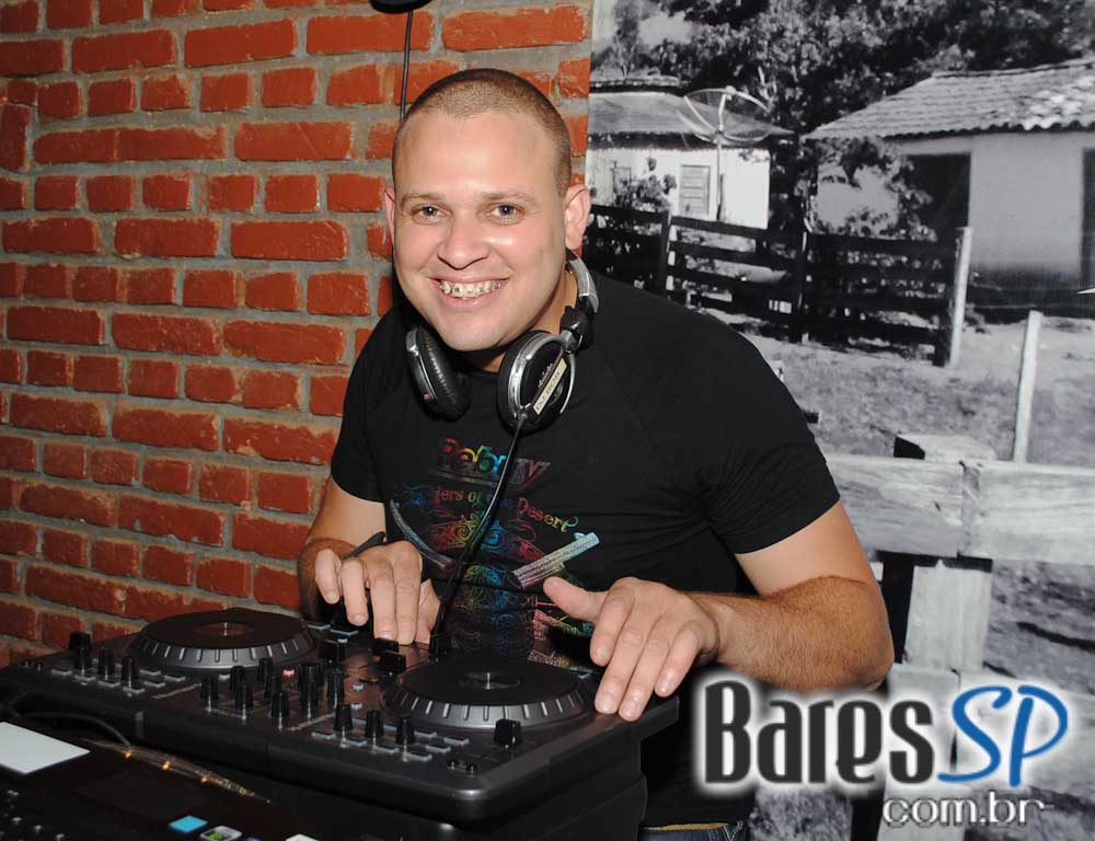 Roda de Samba da Madá, Gabriel Detilio e Ângelo Ferratti comandaram o sábado do Boteco Madá Roda de Samba da Madá, Gabriel Detilio e Ângelo Ferratti comandaram o sábado do Boteco Madá