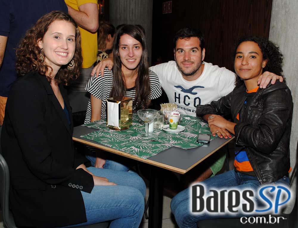 Karina Zeviani subiu ao palco do Riviera Bar e agitou a noite de quinta-feira Karina Zeviani subiu ao palco do Riviera Bar e agitou a noite de quinta-feira