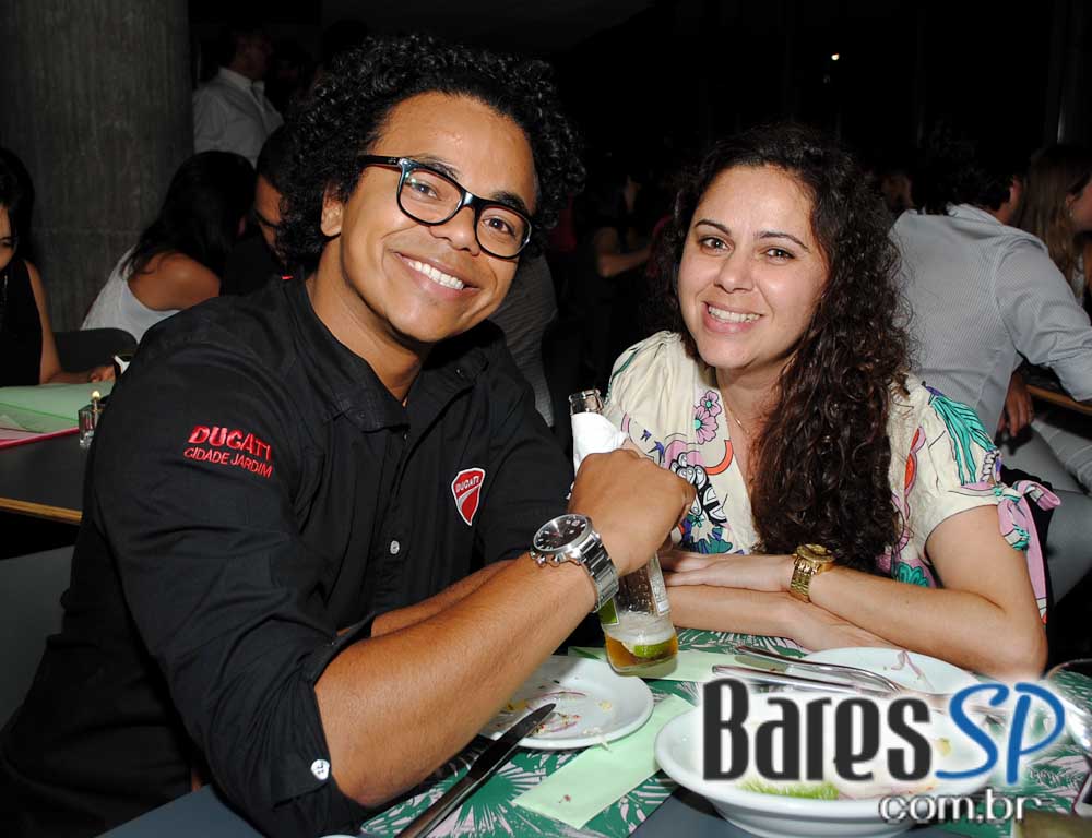 Karina Zeviani subiu ao palco do Riviera Bar e agitou a noite de quinta-feira Karina Zeviani subiu ao palco do Riviera Bar e agitou a noite de quinta-feira