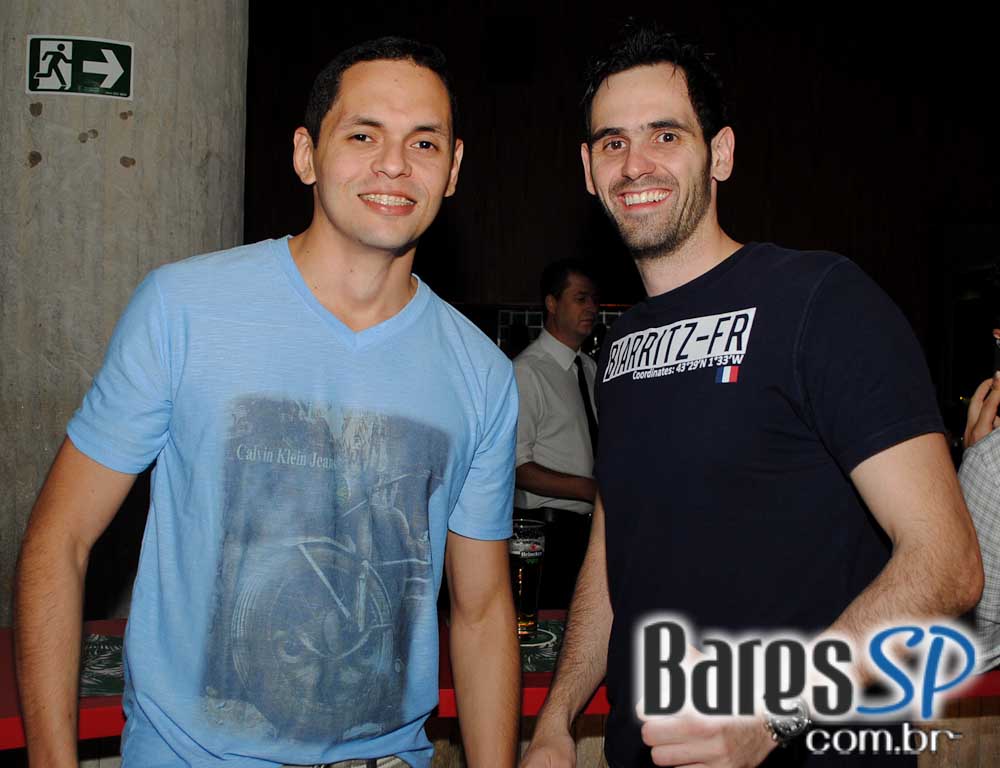 Karina Zeviani subiu ao palco do Riviera Bar e agitou a noite de quinta-feira Karina Zeviani subiu ao palco do Riviera Bar e agitou a noite de quinta-feira