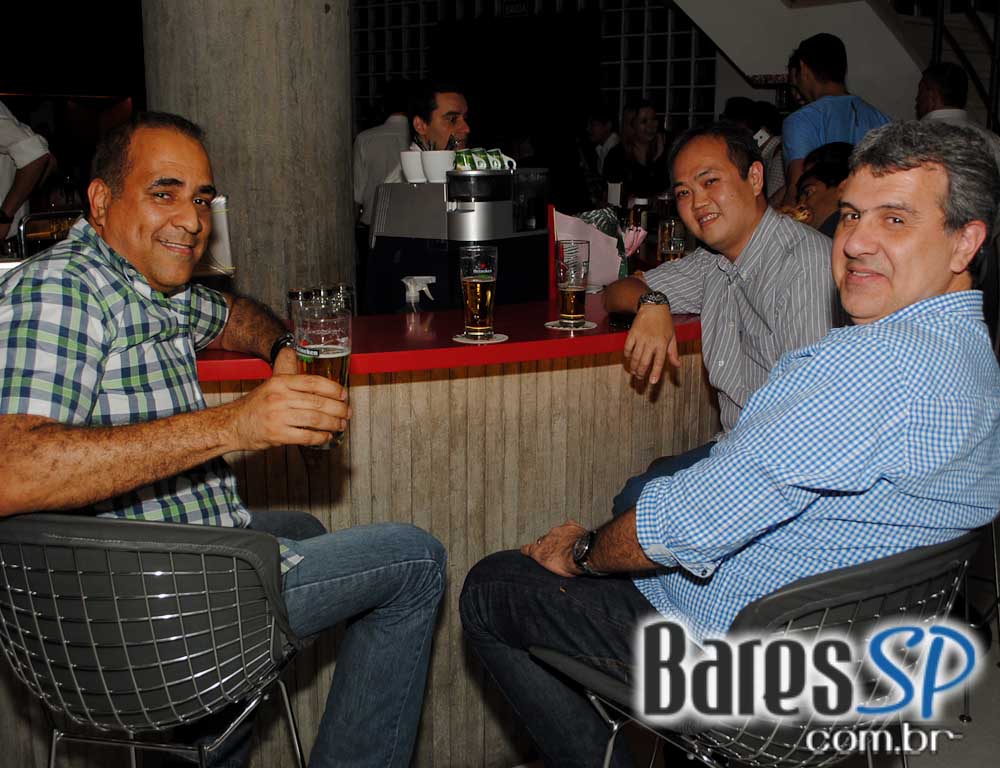 Karina Zeviani subiu ao palco do Riviera Bar e agitou a noite de quinta-feira Karina Zeviani subiu ao palco do Riviera Bar e agitou a noite de quinta-feira