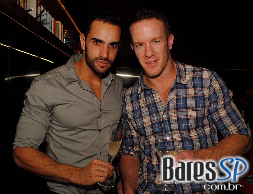 Karina Zeviani subiu ao palco do Riviera Bar e agitou a noite de quinta-feira Karina Zeviani subiu ao palco do Riviera Bar e agitou a noite de quinta-feira