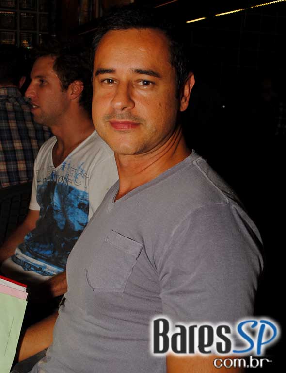 Karina Zeviani subiu ao palco do Riviera Bar e agitou a noite de quinta-feira Karina Zeviani subiu ao palco do Riviera Bar e agitou a noite de quinta-feira