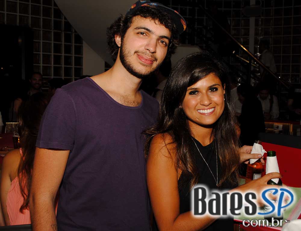 Karina Zeviani subiu ao palco do Riviera Bar e agitou a noite de quinta-feira Karina Zeviani subiu ao palco do Riviera Bar e agitou a noite de quinta-feira