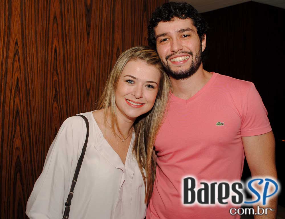 Karina Zeviani subiu ao palco do Riviera Bar e agitou a noite de quinta-feira Karina Zeviani subiu ao palco do Riviera Bar e agitou a noite de quinta-feira