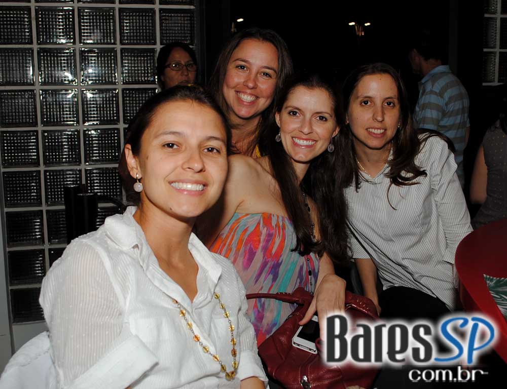 Karina Zeviani subiu ao palco do Riviera Bar e agitou a noite de quinta-feira Karina Zeviani subiu ao palco do Riviera Bar e agitou a noite de quinta-feira