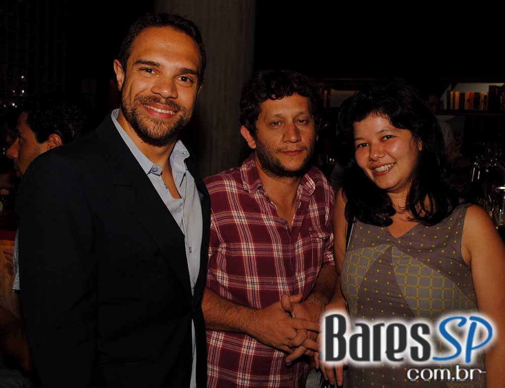 Karina Zeviani subiu ao palco do Riviera Bar e agitou a noite de quinta-feira Karina Zeviani subiu ao palco do Riviera Bar e agitou a noite de quinta-feira