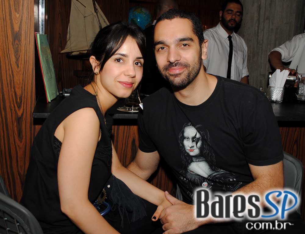 Karina Zeviani subiu ao palco do Riviera Bar e agitou a noite de quinta-feira Karina Zeviani subiu ao palco do Riviera Bar e agitou a noite de quinta-feira