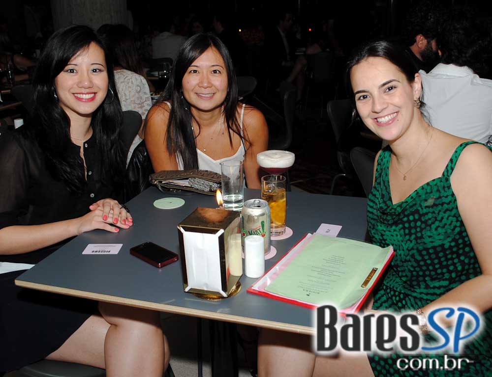 Karina Zeviani subiu ao palco do Riviera Bar e agitou a noite de quinta-feira Karina Zeviani subiu ao palco do Riviera Bar e agitou a noite de quinta-feira