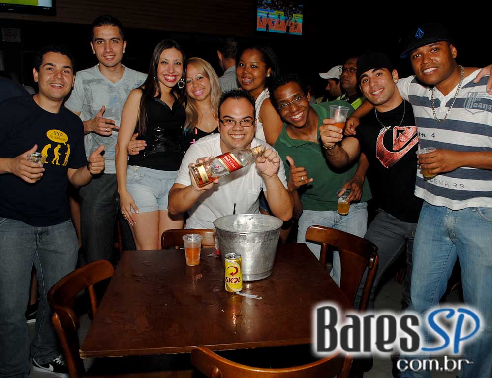 Muito samba e sertanejo agitaram a noite de sábado do Bar Fidelis