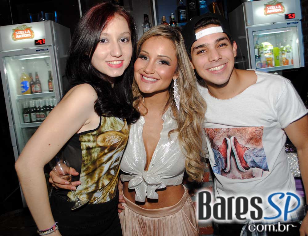 Samba da Madá e cantor Ângelo Ferratti comandaram o domingo do Boteco Madá Samba da Madá e cantor Ângelo Ferratti comandaram o domingo do Boteco Madá