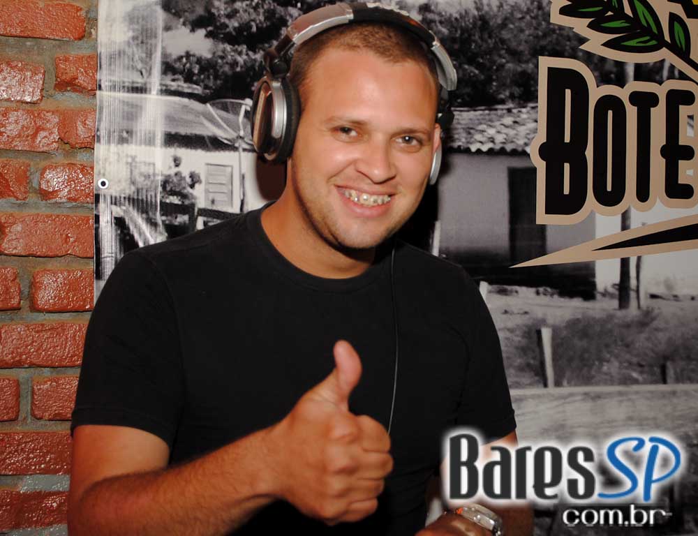 Samba da Madá e cantor Ângelo Ferratti comandaram o domingo do Boteco Madá Samba da Madá e cantor Ângelo Ferratti comandaram o domingo do Boteco Madá