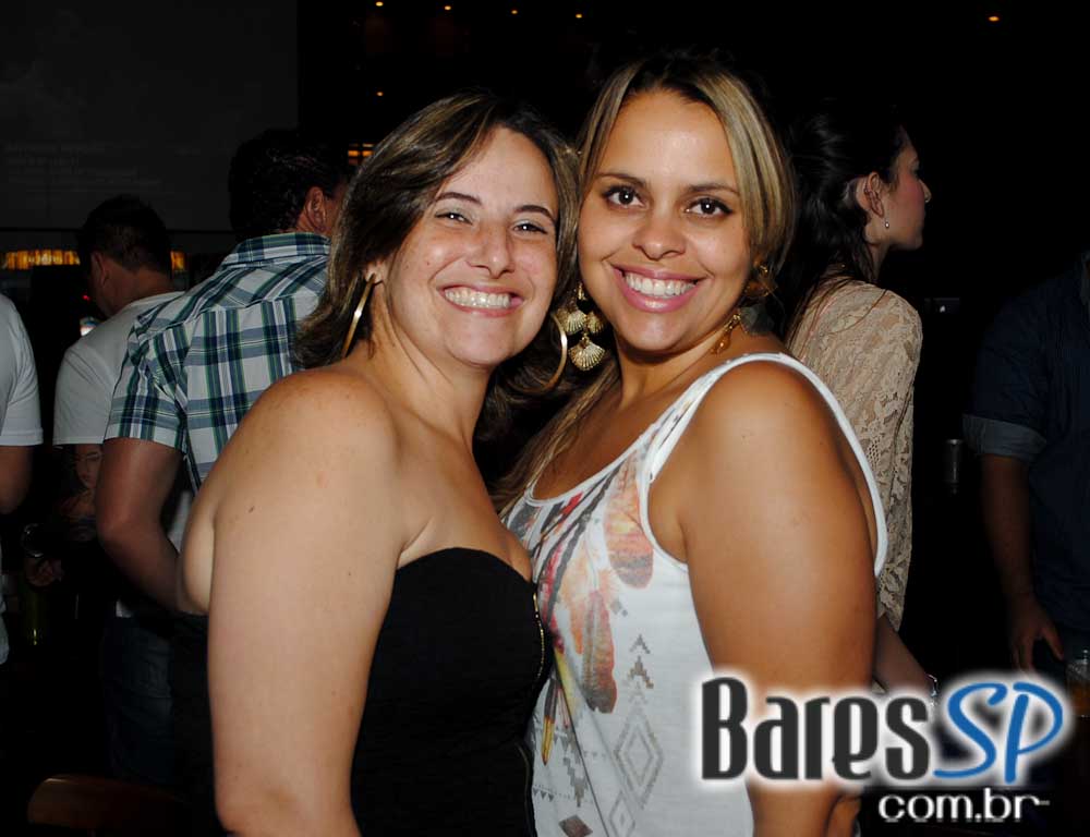 Grupo de samba e dupla sertaneja agitaram a noite de sexta do Bar Fidelis