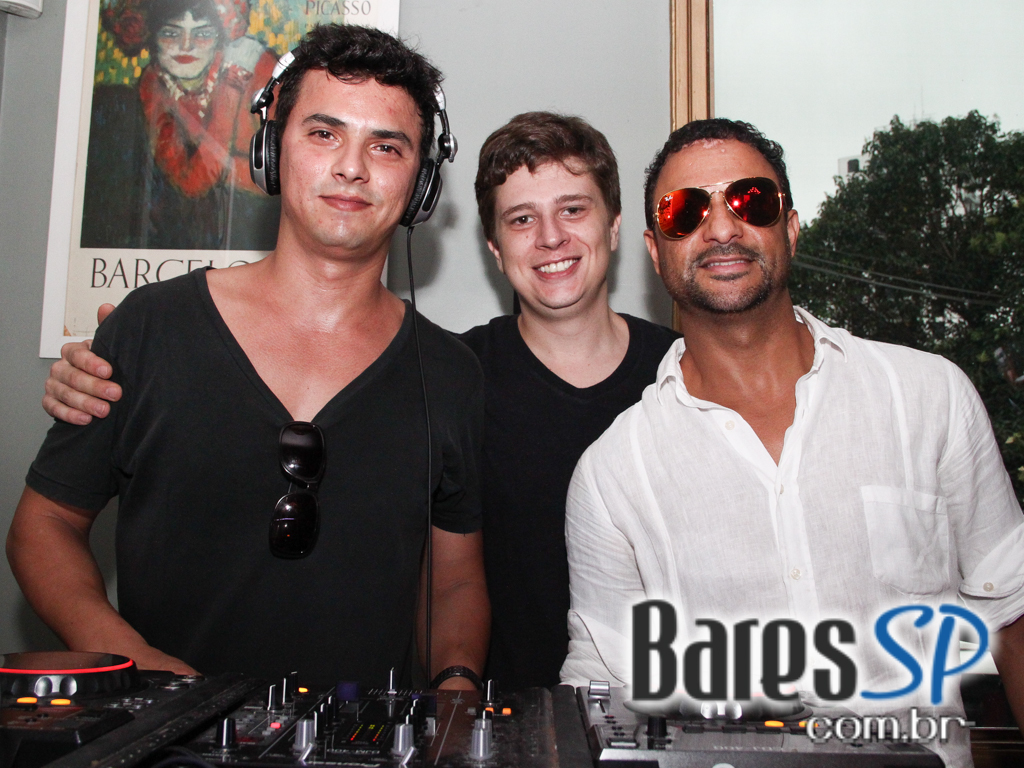 Projeto Més com os DJs Johnny Cruz, Paulo Pires e Gui Pozzani agitou o domingo do Menys Bar Projeto Més com os DJs Johnny Cruz, Paulo Pires e Gui Pozzani agitou o domingo do Menys Bar