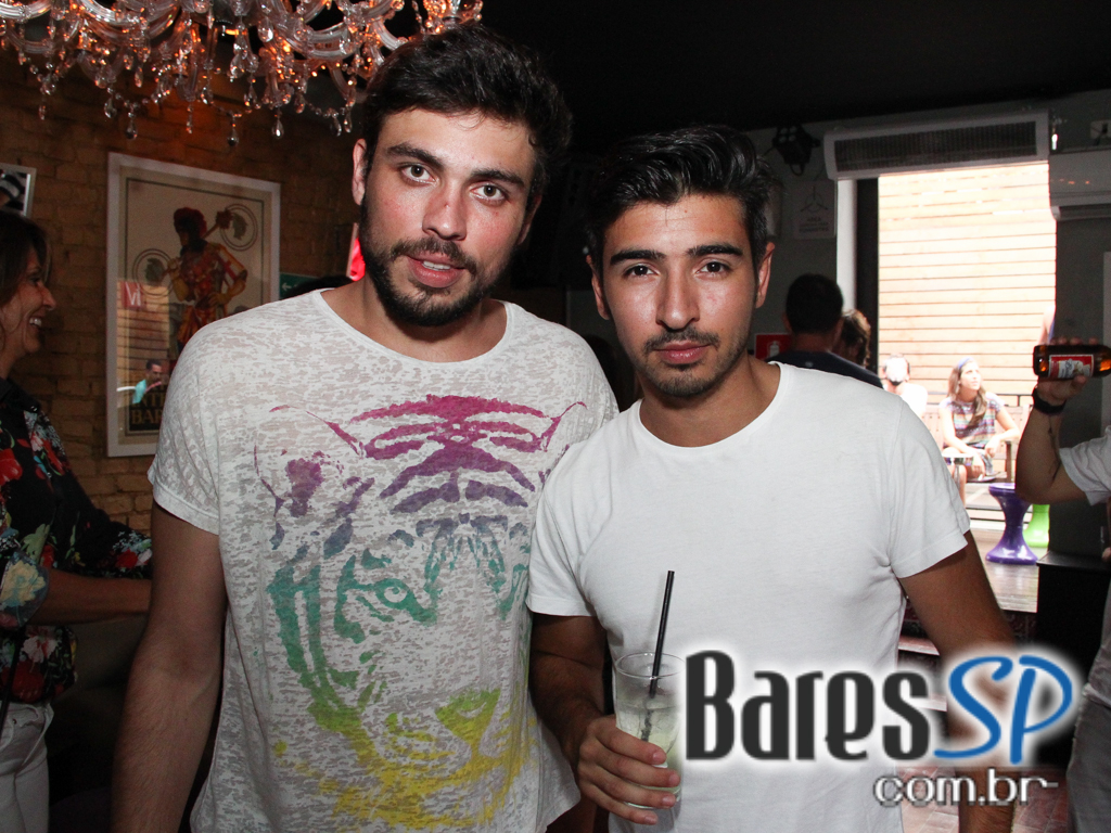 Projeto Més com os DJs Johnny Cruz, Paulo Pires e Gui Pozzani agitou o domingo do Menys Bar Projeto Més com os DJs Johnny Cruz, Paulo Pires e Gui Pozzani agitou o domingo do Menys Bar