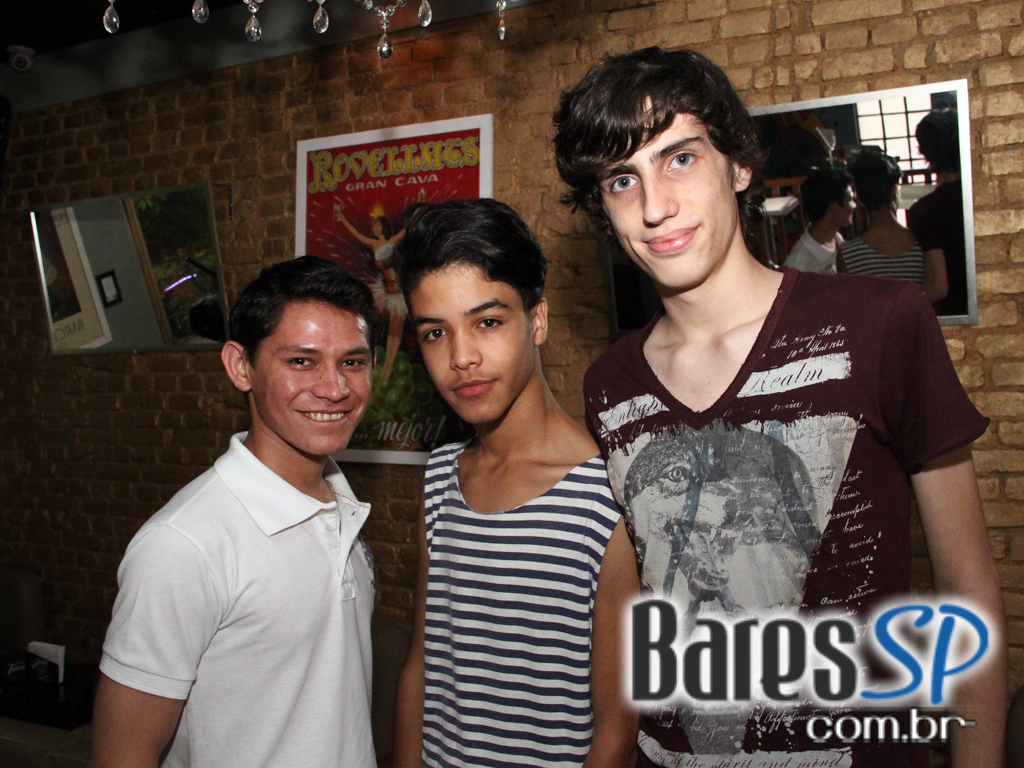 Projeto Més com os DJs Johnny Cruz, Paulo Pires e Gui Pozzani agitou o domingo do Menys Bar Projeto Més com os DJs Johnny Cruz, Paulo Pires e Gui Pozzani agitou o domingo do Menys Bar