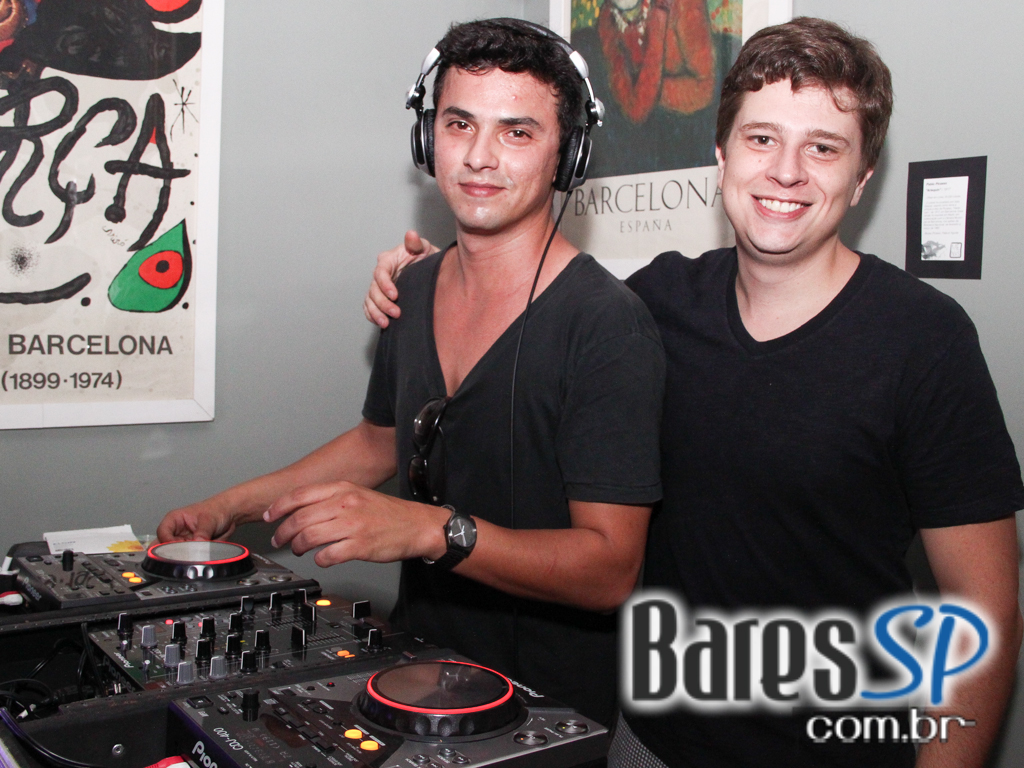 Projeto Més com os DJs Johnny Cruz, Paulo Pires e Gui Pozzani agitou o domingo do Menys Bar Projeto Més com os DJs Johnny Cruz, Paulo Pires e Gui Pozzani agitou o domingo do Menys Bar