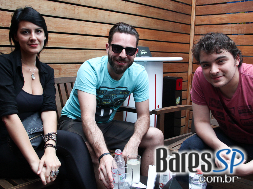 Projeto Més com os DJs Johnny Cruz, Paulo Pires e Gui Pozzani agitou o domingo do Menys Bar Projeto Més com os DJs Johnny Cruz, Paulo Pires e Gui Pozzani agitou o domingo do Menys Bar