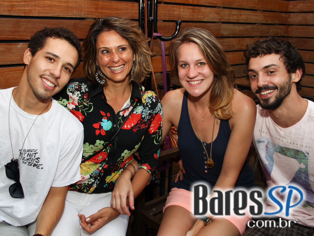 Projeto Més com os DJs Johnny Cruz, Paulo Pires e Gui Pozzani agitou o domingo do Menys Bar Projeto Més com os DJs Johnny Cruz, Paulo Pires e Gui Pozzani agitou o domingo do Menys Bar