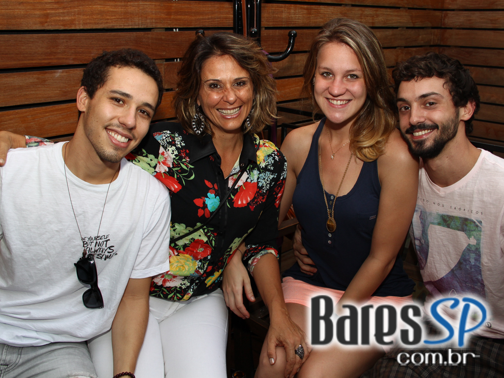 Projeto Més com os DJs Johnny Cruz, Paulo Pires e Gui Pozzani agitou o domingo do Menys Bar Projeto Més com os DJs Johnny Cruz, Paulo Pires e Gui Pozzani agitou o domingo do Menys Bar