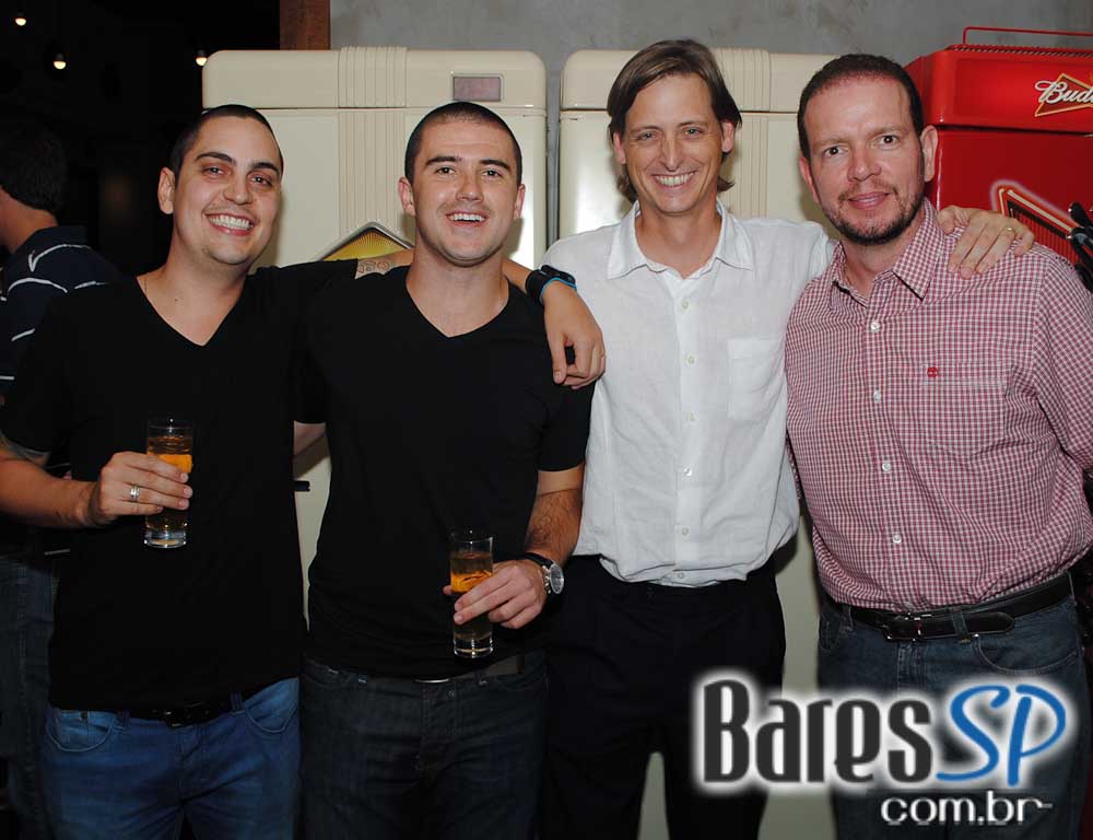 Rodrigo e Edu animaram a noite de quinta-feira do Public Bar e After Bar Rodrigo e Edu animaram a noite de quinta-feira do Public Bar e After Bar