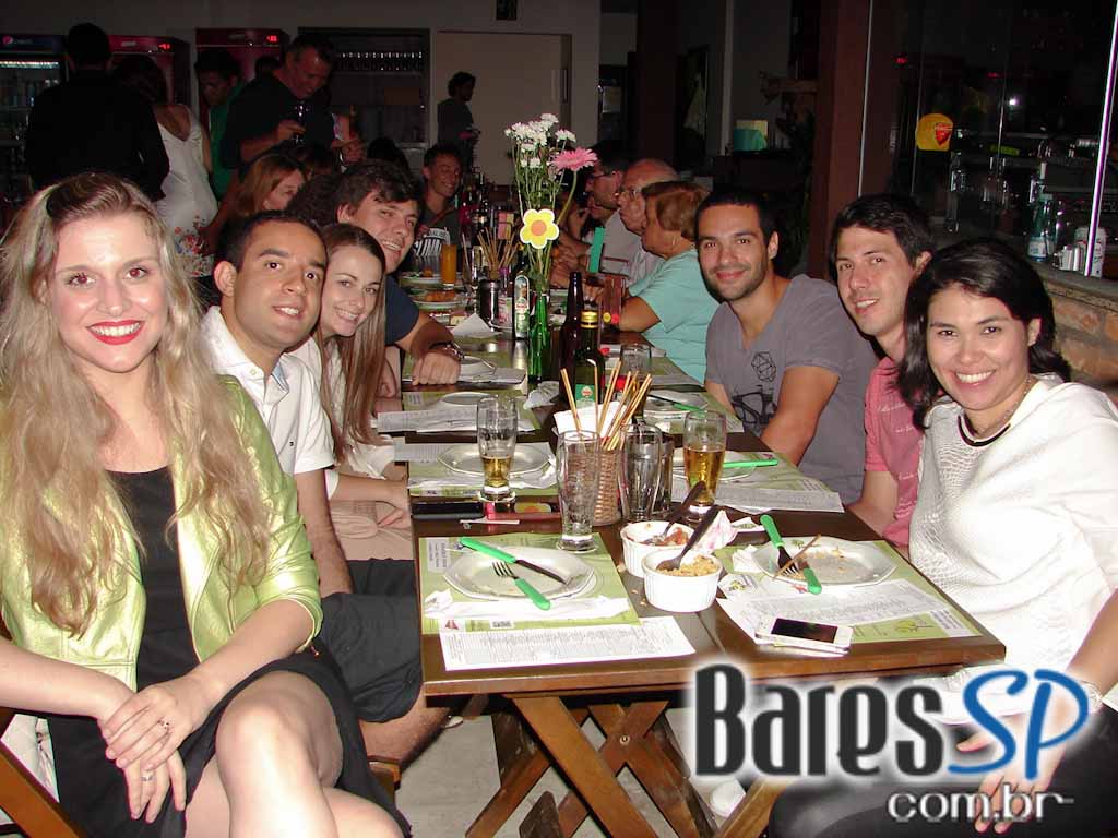 Música ao vivo e cardápio variado no palco do Boteco Madá Música ao vivo e cardápio variado no palco do Boteco Madá