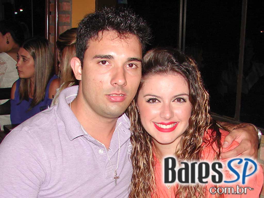 Música ao vivo e cardápio variado no palco do Boteco Madá Música ao vivo e cardápio variado no palco do Boteco Madá