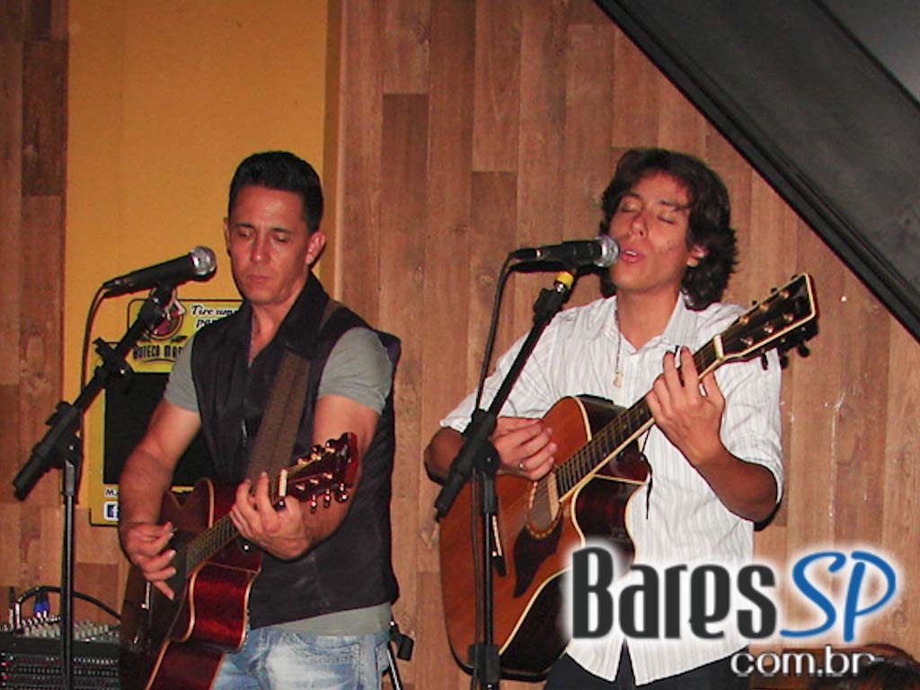 Música ao vivo e cardápio variado no palco do Boteco Madá Música ao vivo e cardápio variado no palco do Boteco Madá