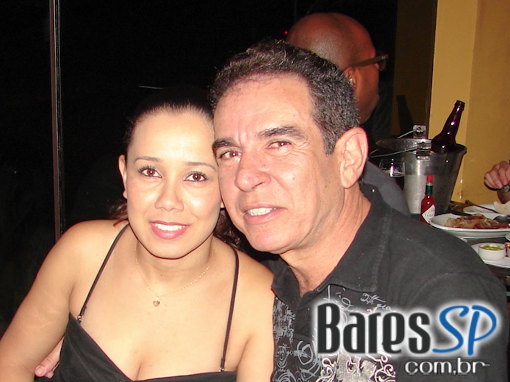 Música ao vivo e cardápio variado no palco do Boteco Madá Música ao vivo e cardápio variado no palco do Boteco Madá