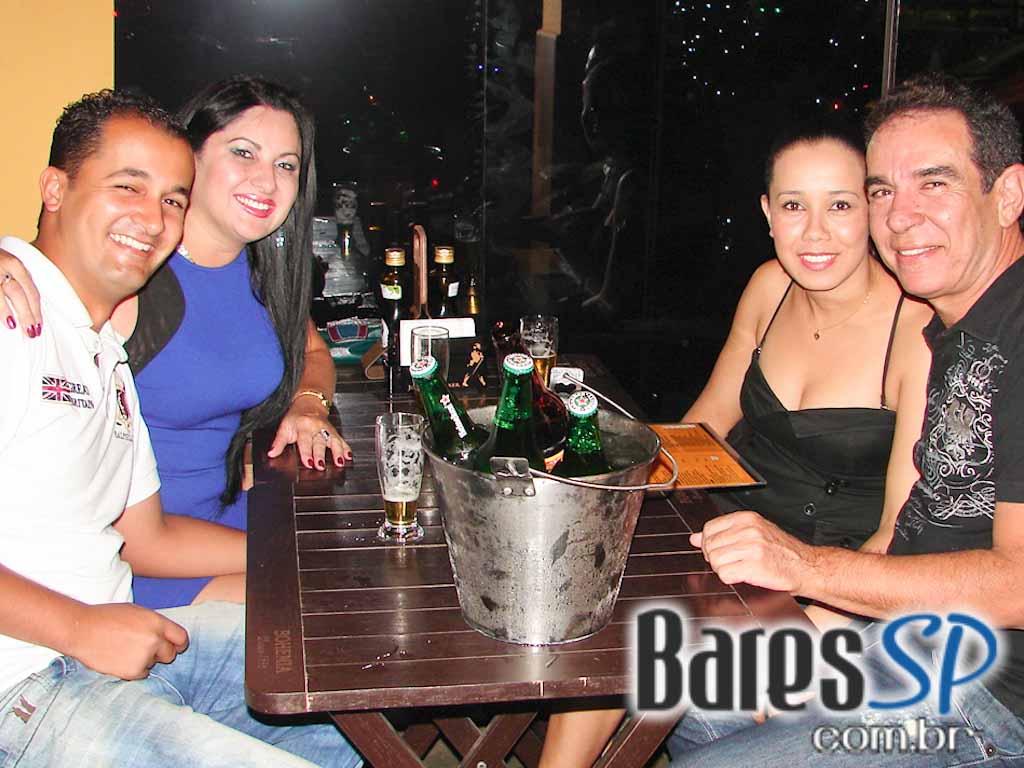 Música ao vivo e cardápio variado no palco do Boteco Madá Música ao vivo e cardápio variado no palco do Boteco Madá