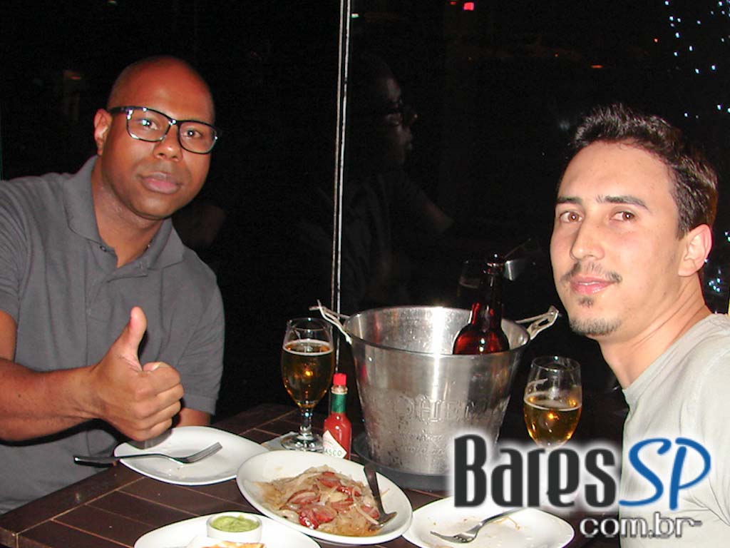 Música ao vivo e cardápio variado no palco do Boteco Madá Música ao vivo e cardápio variado no palco do Boteco Madá