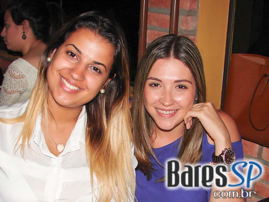 Música ao vivo e cardápio variado no palco do Boteco Madá Música ao vivo e cardápio variado no palco do Boteco Madá