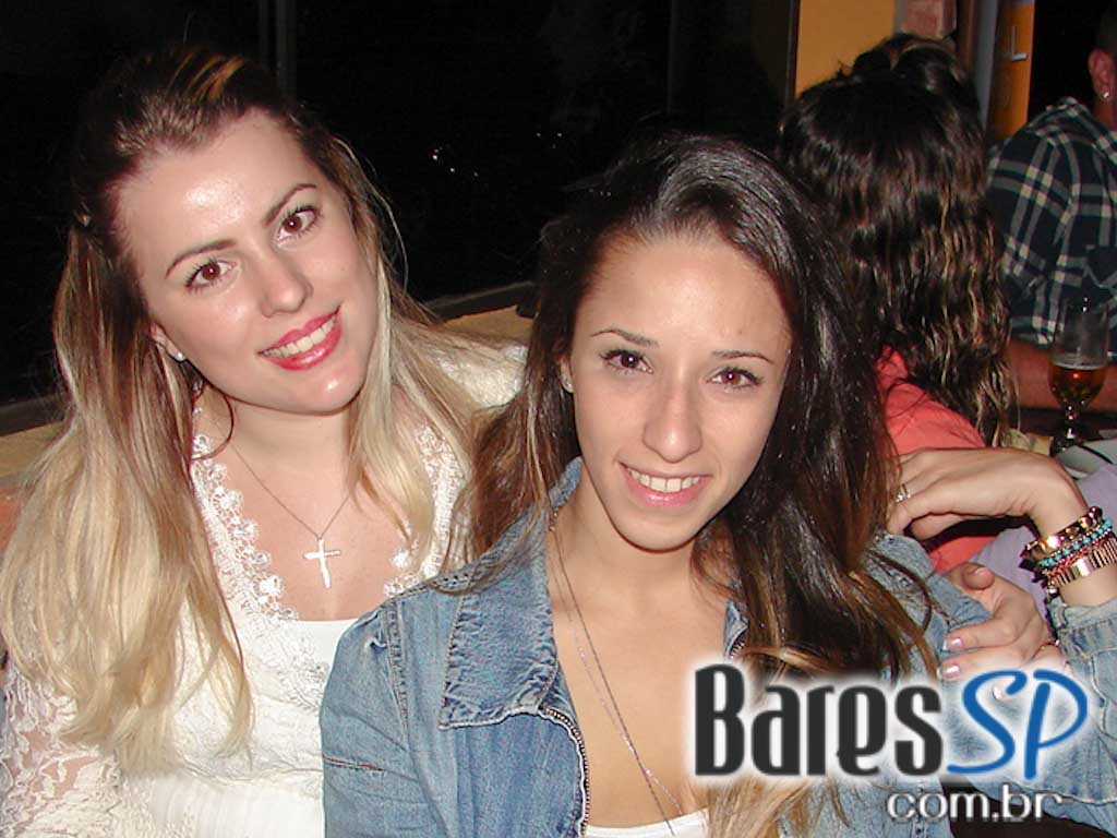 Música ao vivo e cardápio variado no palco do Boteco Madá Música ao vivo e cardápio variado no palco do Boteco Madá