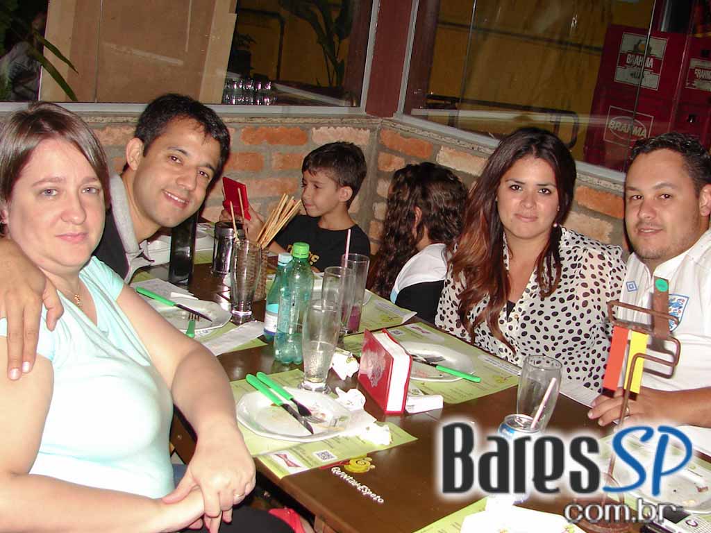 Música ao vivo e cardápio variado no palco do Boteco Madá Música ao vivo e cardápio variado no palco do Boteco Madá