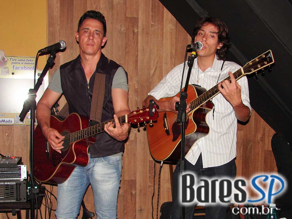Música ao vivo e cardápio variado no palco do Boteco Madá Música ao vivo e cardápio variado no palco do Boteco Madá