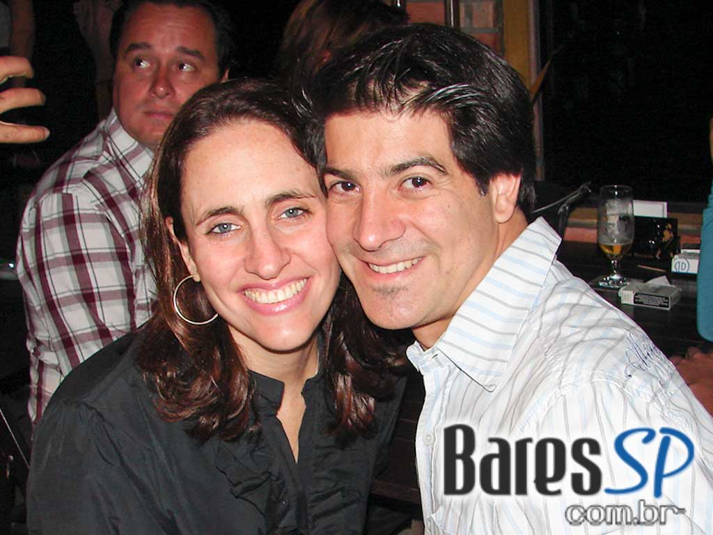 Música ao vivo e cardápio variado no palco do Boteco Madá Música ao vivo e cardápio variado no palco do Boteco Madá