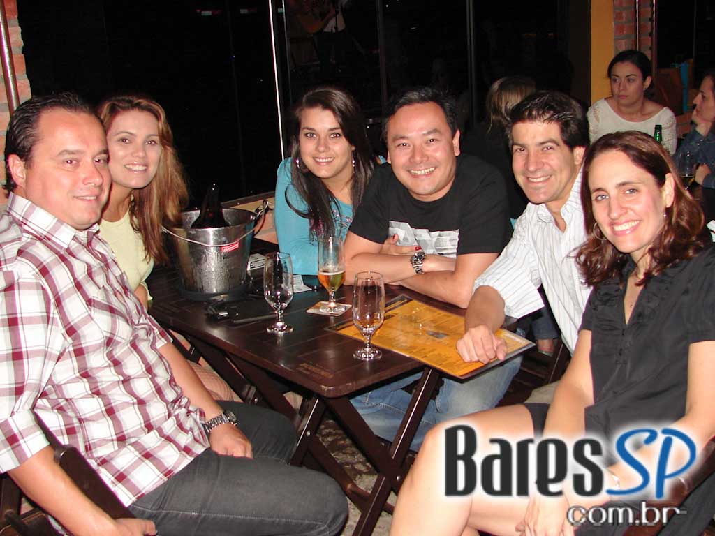 Música ao vivo e cardápio variado no palco do Boteco Madá Música ao vivo e cardápio variado no palco do Boteco Madá