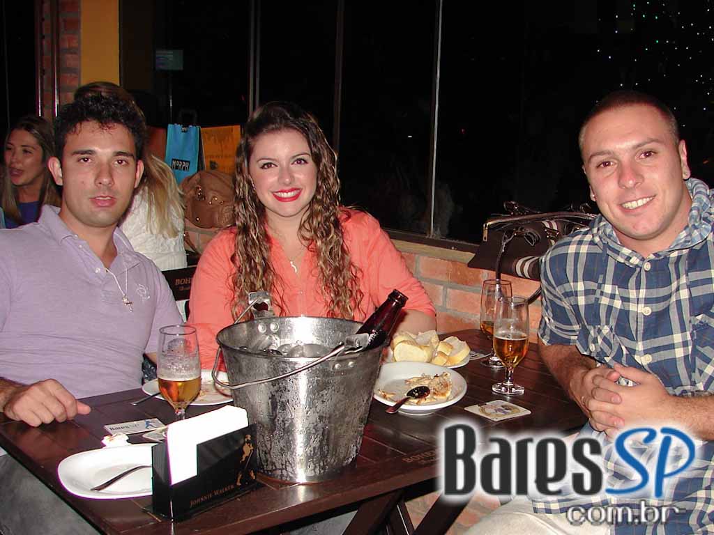 Música ao vivo e cardápio variado no palco do Boteco Madá Música ao vivo e cardápio variado no palco do Boteco Madá