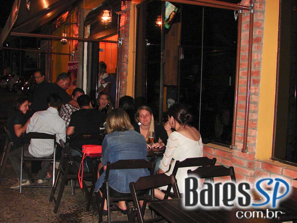 Música ao vivo e cardápio variado no palco do Boteco Madá Música ao vivo e cardápio variado no palco do Boteco Madá