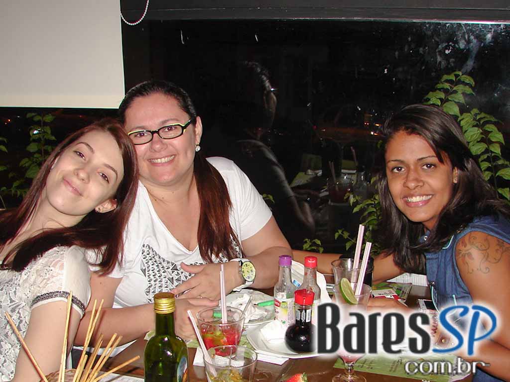 Música ao vivo e cardápio variado no palco do Boteco Madá Música ao vivo e cardápio variado no palco do Boteco Madá