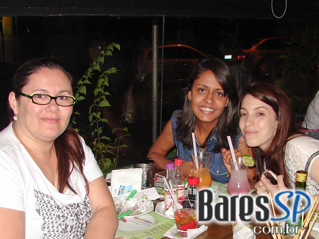 Música ao vivo e cardápio variado no palco do Boteco Madá Música ao vivo e cardápio variado no palco do Boteco Madá