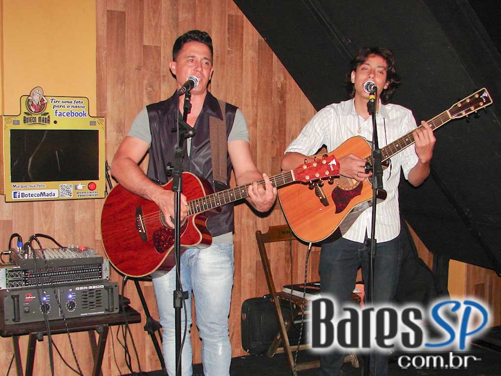 Música ao vivo e cardápio variado no palco do Boteco Madá Música ao vivo e cardápio variado no palco do Boteco Madá