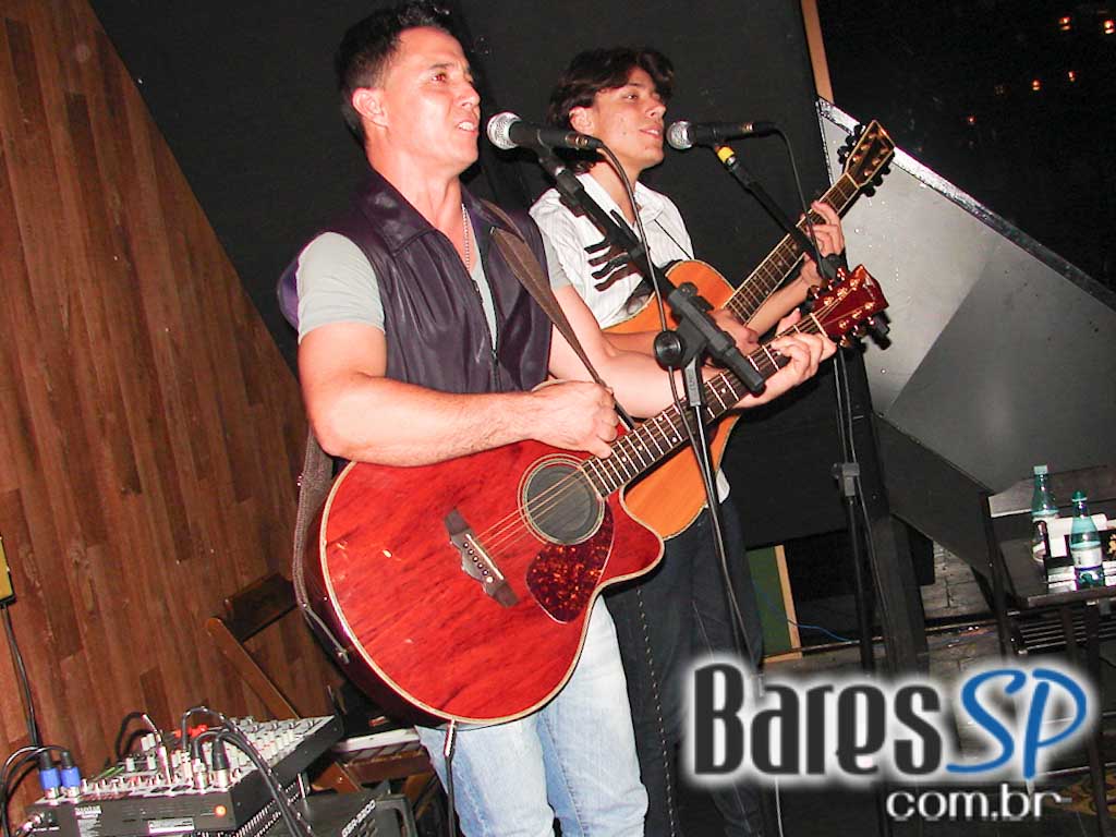 Música ao vivo e cardápio variado no palco do Boteco Madá Música ao vivo e cardápio variado no palco do Boteco Madá