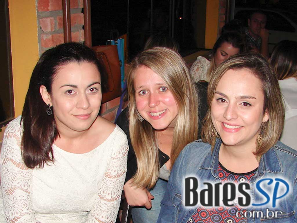 Música ao vivo e cardápio variado no palco do Boteco Madá Música ao vivo e cardápio variado no palco do Boteco Madá