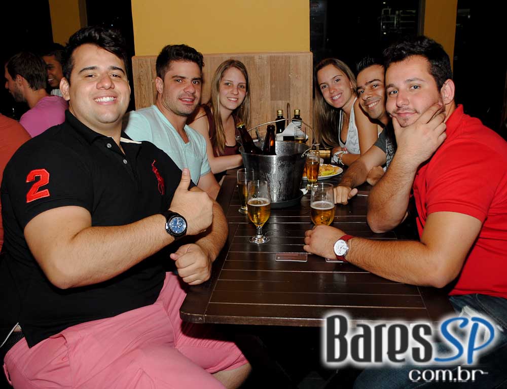 Música ao vivo e cardápio variado no palco do Boteco Madá Música ao vivo e cardápio variado no palco do Boteco Madá