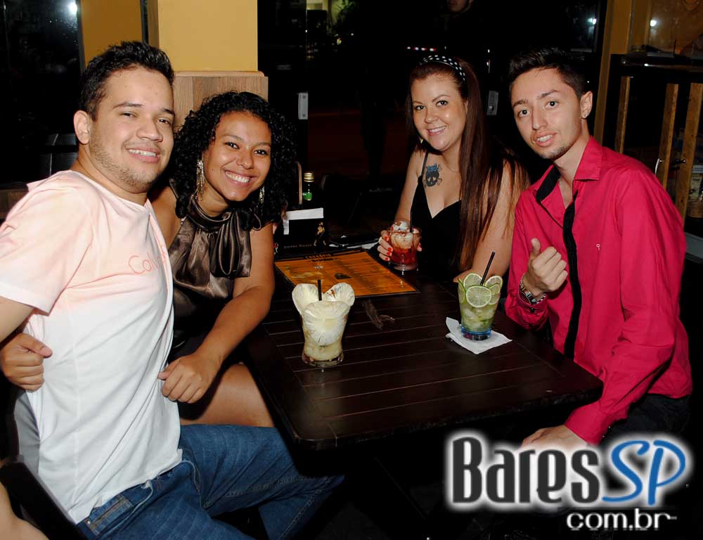 Música ao vivo e cardápio variado no palco do Boteco Madá Música ao vivo e cardápio variado no palco do Boteco Madá