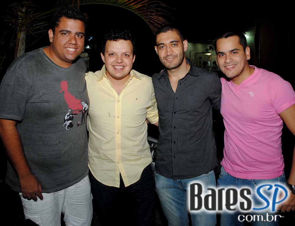 Música ao vivo e cardápio variado no palco do Boteco Madá Música ao vivo e cardápio variado no palco do Boteco Madá